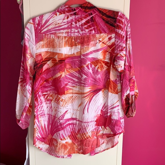 Cute floral button down - Picture 2 of 2